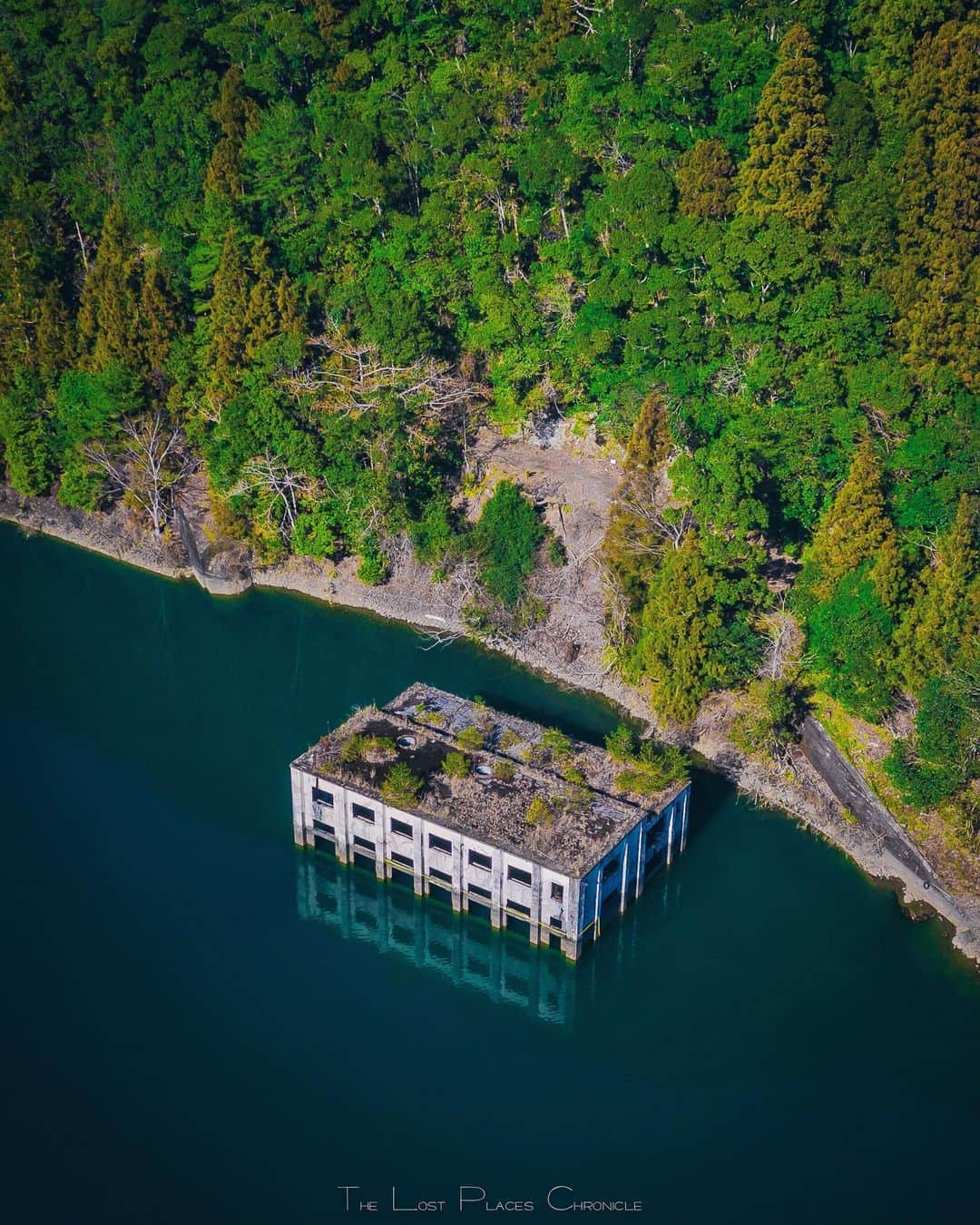 のインスタグラム：「Abandoned hydroelectric power plant on the lake 𓆲 𓆲 𓆲 #droneoftheday #djimavicpro #djiglobal #drone #dronephotography #dronestagram #dji #topdronephotos #fromwhereidrone #wedroneasia #droneosoar #skyhilife  #japan_urbex #JJ_URBEX #jp_gallery #kf_urbandonedmasks #KINGS_ABANDONED #m3xtures #Meistershots #moodygrams #nature_takes_over #natures_reclaim #ominous_perfection #pr0ject_uno #rsa_preciousjunk #savethedecay #sfx_decay」