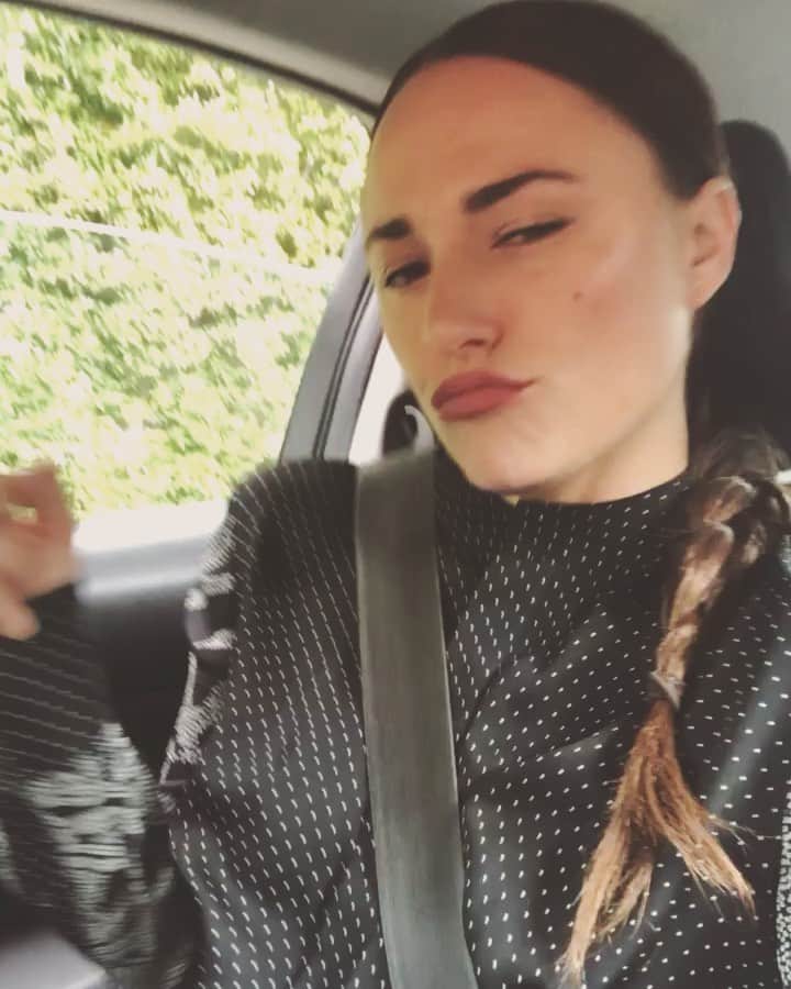 ブリアナ・エヴィガンのインスタグラム：「What if I just keep it? @sheismoonreyes 😜 @dvf」