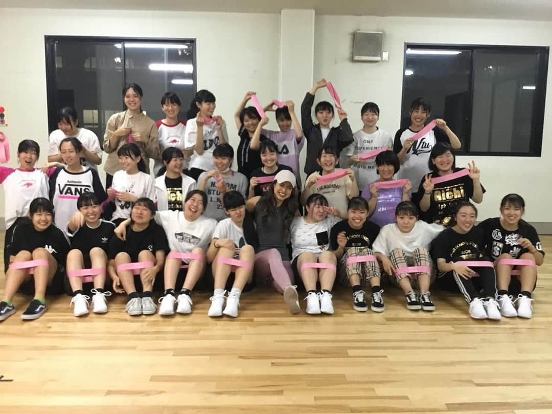 岡部友さんのインスタグラム写真 - (岡部友Instagram)「名古屋 市邨学園のダンス部のみんなへ特別お尻トレーニング！！ 部活に参加！！ 岡部友学校へ行くの巻、第三弾！！ 懐かしくて学校っていいなって思ったな。 みんなとても素直で可愛かったよー！ 部活も勉強も出来ること全部頑張ってほしい！！ これからも熱いメッセージ伝えていきたいな💪  swipeして動画も見てね！  #ヒップトレーニング #fitnessangel #hiptraining #fitness #spiceupfitness #桃尻 #美尻 #岡部友 #ヒップアップ」5月24日 23時43分 - tomo_fitness