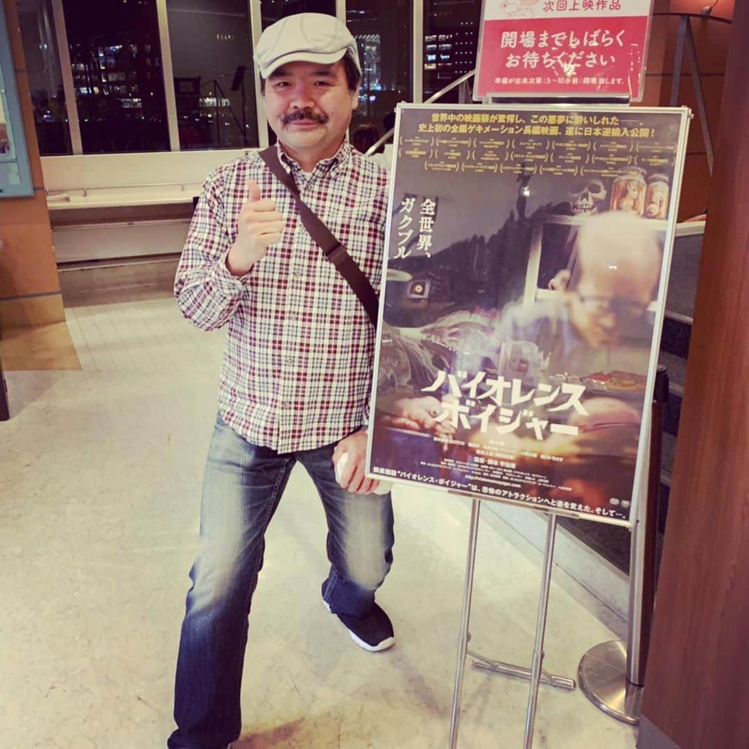 オカノアキラのインスタグラム：「本日梅田シネリーブルに「バイオレンス・ボイジャー」初日観てきました！あらためて映画館で見るのは格別です！本日はもれなくトートバッグもらえました。パンフレットも充実の読み応えです。是非皆様見に来てくださいださい！ #バイオレンス・ボイジャー #悠木碧 #劇メーション #宇治茶監督 #全世界ガクブル #梅田シネリーブル #トートバッグ #絵葉書 #パンフレット #ココリコ田中 #松本人志 #サバンナ高橋 #藤田咲 #小野大輔 #田口トモロヲ」