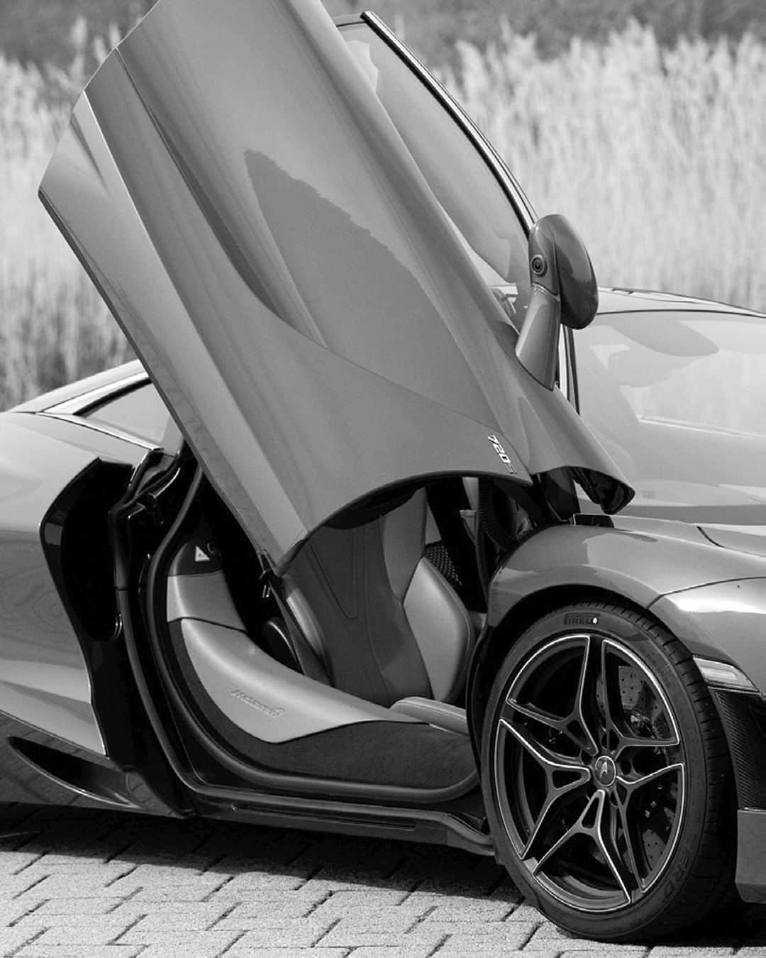 McLaren Automotiveさんのインスタグラム写真 - (McLaren AutomotiveInstagram)「Exquisite form follows ingenious function. This is the #McLaren720S.  Image by @catgarciaphoto and @leicauk」5月24日 23時47分 - mclarenauto