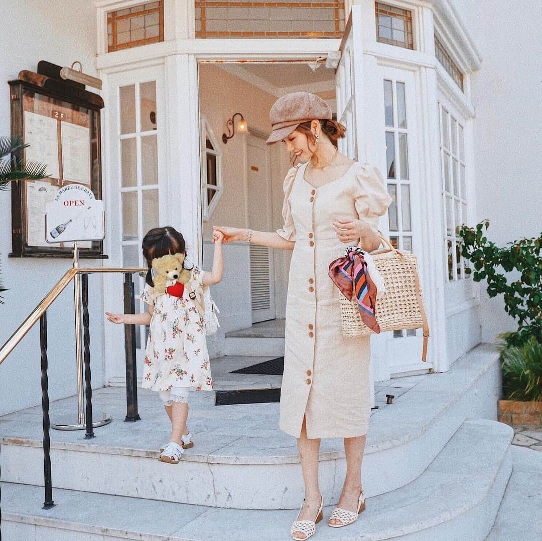 のインスタグラム：「今日もVlog撮ったよ💓 せがしぃちゃんとおちびちゃんとの女子旅😘 素敵な写真が沢山あるので またゆっくり載せます💓 みなさんはどんな一日でしたか？ 聞かせてね💓 * コーディネート載せておきます↓↓↓ ワンピース#lilybrown  サンダル#moussy カバン#ZARA 帽子#rodeocrowns * おちびちゃんのワンピース #zarakids  レギンス#西松屋 サンダルは楽天roomに載せてます！ ではでは おやすみなさい🌙*ﾟ」