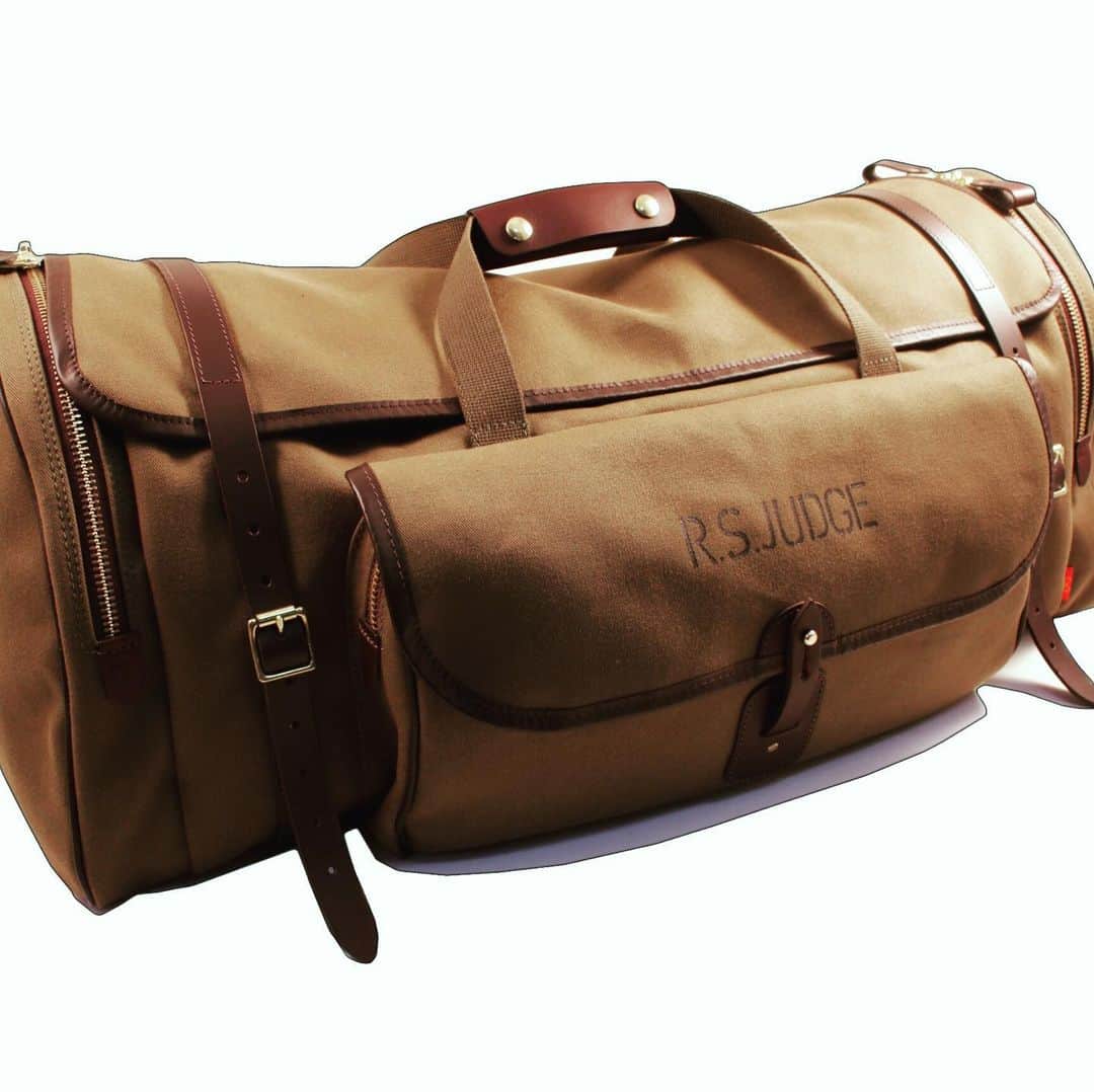 ジョンチャップマンのインスタグラム：「Bespoke #vintage #bentley #holdall for @bad.habit.raceworks #pekingtoparis rally #handcrafted #madeinengland #bags #luggage #vintagecar #vintagecars」
