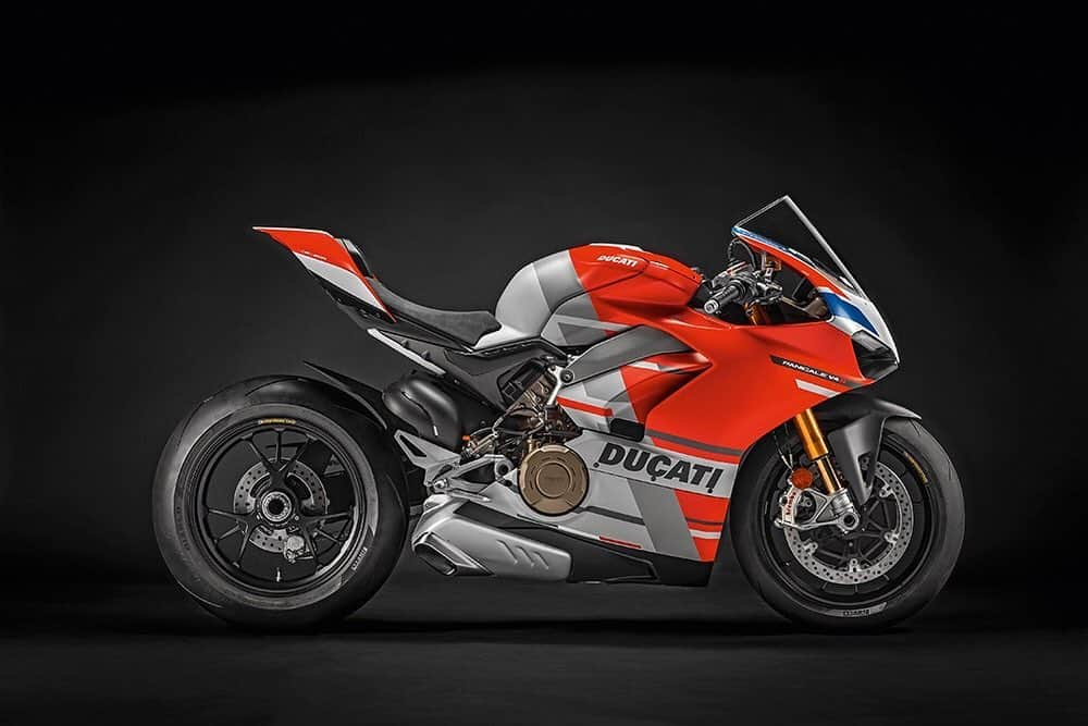 Ducati Japanさんのインスタグラム写真 - (Ducati JapanInstagram)「【2019年モデル】明日／5月25日より、「パニガーレV4S コルセ」を発売開始いたします。一世を風靡した、ドゥカティ初の市販車V型4気筒エンジンを搭載した次世代スーパースポーツ／パニガーレV4Sをベースに、ドゥカティMotoGPチームのオフィシャル・カラーからヒントを得た新しいカラーバージョンです。 ■ パニガーレ V4 S CORSE 発売日：2019年5月25日 メーカー希望小売価格（税込み） Panigale V4 S CORSE：3,525,000円  #ドゥカティいいじゃん #パニガーレ #PanigaleV4 #newopera」5月24日 23時52分 - ducatijapan