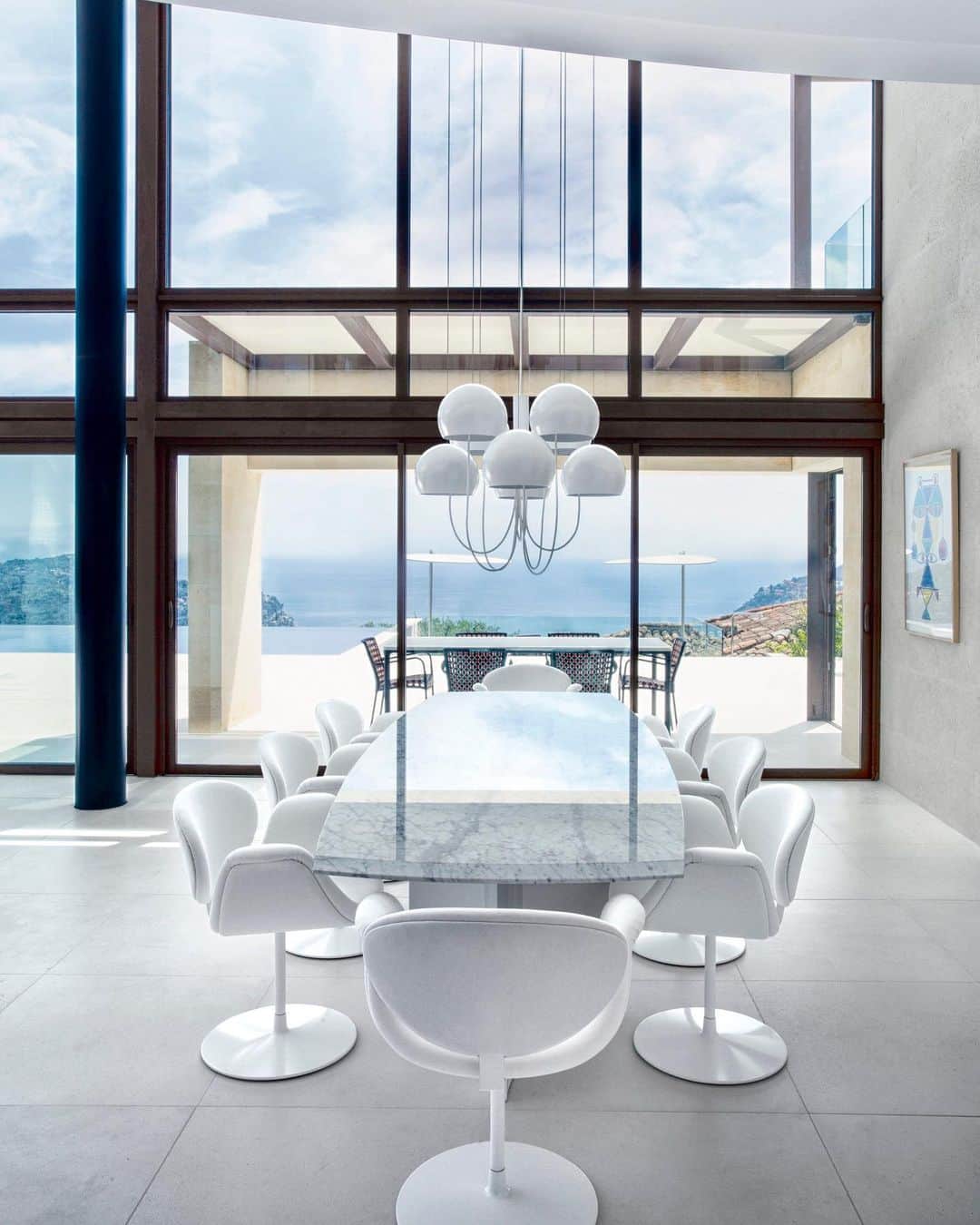 ELLE DECORさんのインスタグラム写真 - (ELLE DECORInstagram)「Contemporary dining with breathtaking bay views in the Côte d’Azur home of fashion designer @lisaperrystyle, as seen in our June 2019 issue. Click the link in bio for the full tour of the home. Photo: @robynleaphotography」5月24日 23時56分 - elledecor