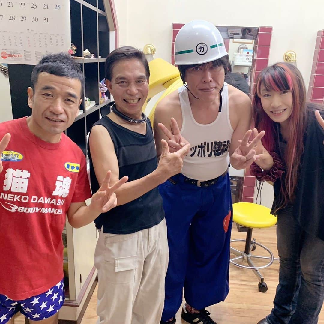 荒木巴さんのインスタグラム写真 - (荒木巴Instagram)「#青砥 #T’space #お笑いライブ に出演でした。 ご覧いただいた皆様、ありがとうございました。 （左から） #猫ひろし さん #牧正 師匠 #ガッポリ建設 #小堀さん  #荒木巴」5月24日 23時59分 - tomoearaki