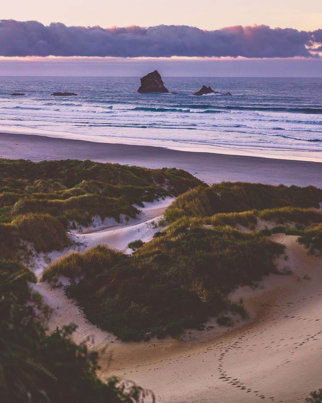 のインスタグラム：「Sunrise at Sandfly Bay  #newzealand #dunedin #nz #sunrise ~ Canon 5D MkIV + 70–200 f2.8L IS MkII @ f2.8 70mm (See my bio for full camera equipment information plus info on how I process my images. 😊)」