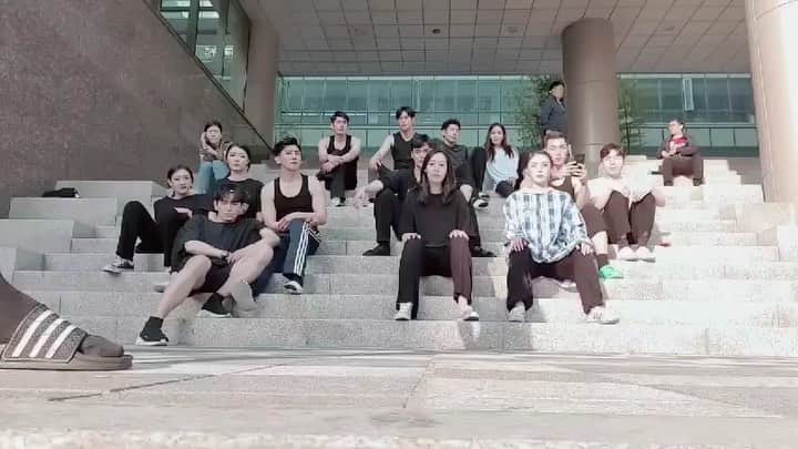 オン・ジュワンのインスタグラム：「#부산#그날들 낮에 이렇게 노니까 시간 금방가네ㅋ 담에 또 껴줘~~🙋‍♂️ 남은 공연 잘하고 올라와 얘들아👍 먼저 가니 너무 헛헛하다 ㅠ.」