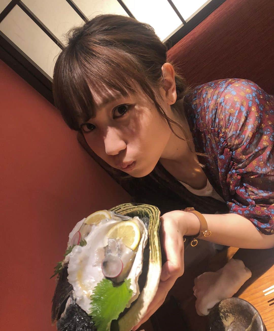 高野祐衣さんのインスタグラム写真 - (高野祐衣Instagram)「生牡蠣lover♡ .  スッキリした日本酒に 合うんです、これが^ ^ .  #日本酒 #日本酒女子  #日本酒女子🍶 #🍶」5月25日 0時08分 - yuipooon12_06
