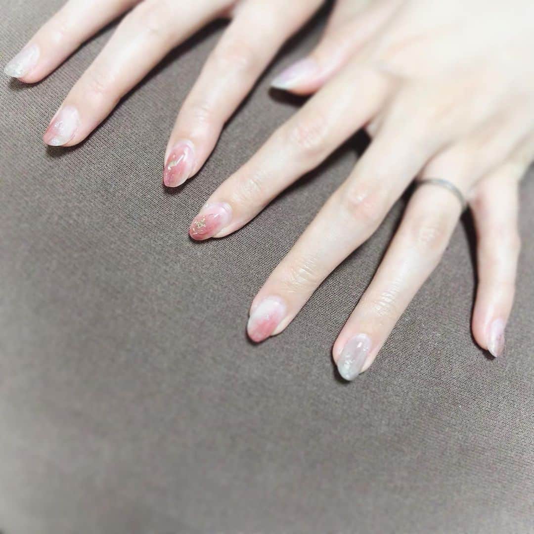 のインスタグラム：「New nail💅 今回はOPAのFlowrinaの小林さんにやってもらいました✨ またまたニュアンスネイル。 いつもより色はおとなしめに。 でもよく見るとぷっくりしてるよ。 最近はあまり男性ウケしないネイルばっかです。笑 でもかわいい💋 #akita #nail #hand #パラジェル #ニュアンスネイル #ぷっくりネイル  @a.flowrina」