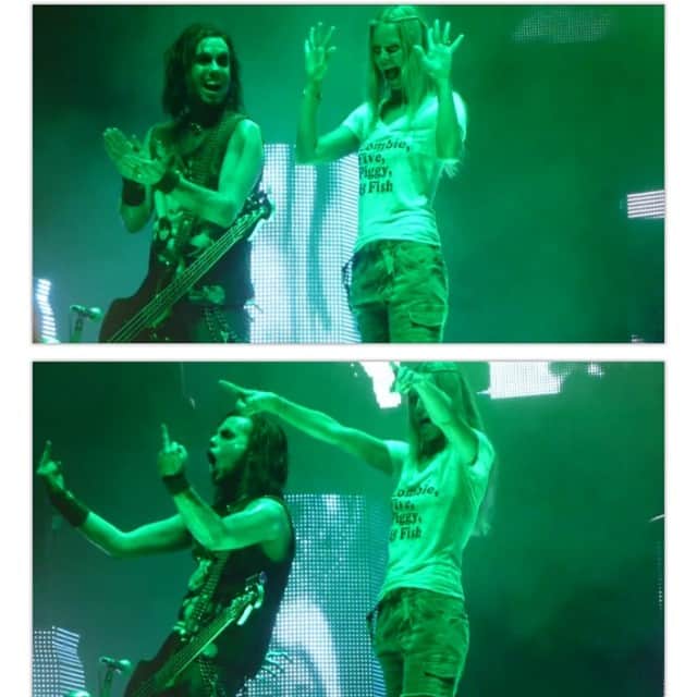 ロブ・ゾンビのインスタグラム：「@piggydofficial and @sherimoonzombieofficial liven up the crowd on a hot summer night in 2013. #sherimoonzombie #piggyd #robzombie #ontheroadagain #johnfive #gingerfish」