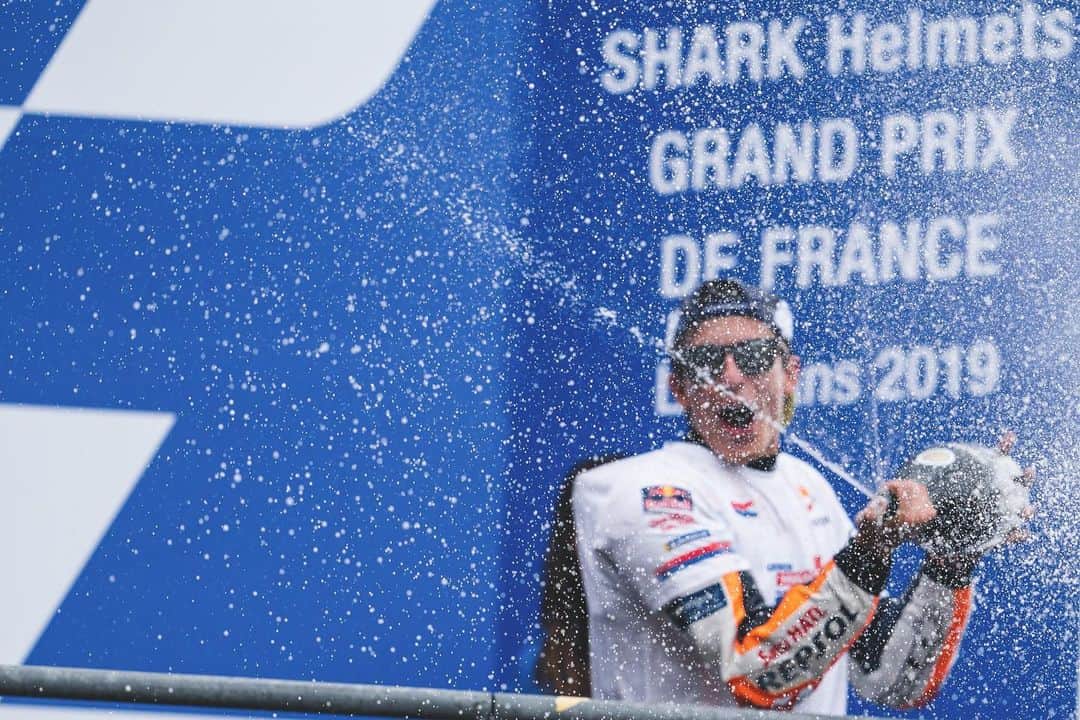 レプソル・ホンダのインスタグラム：「Poppin’ bottles 🍾🍾🍾 #FridayFeeling」