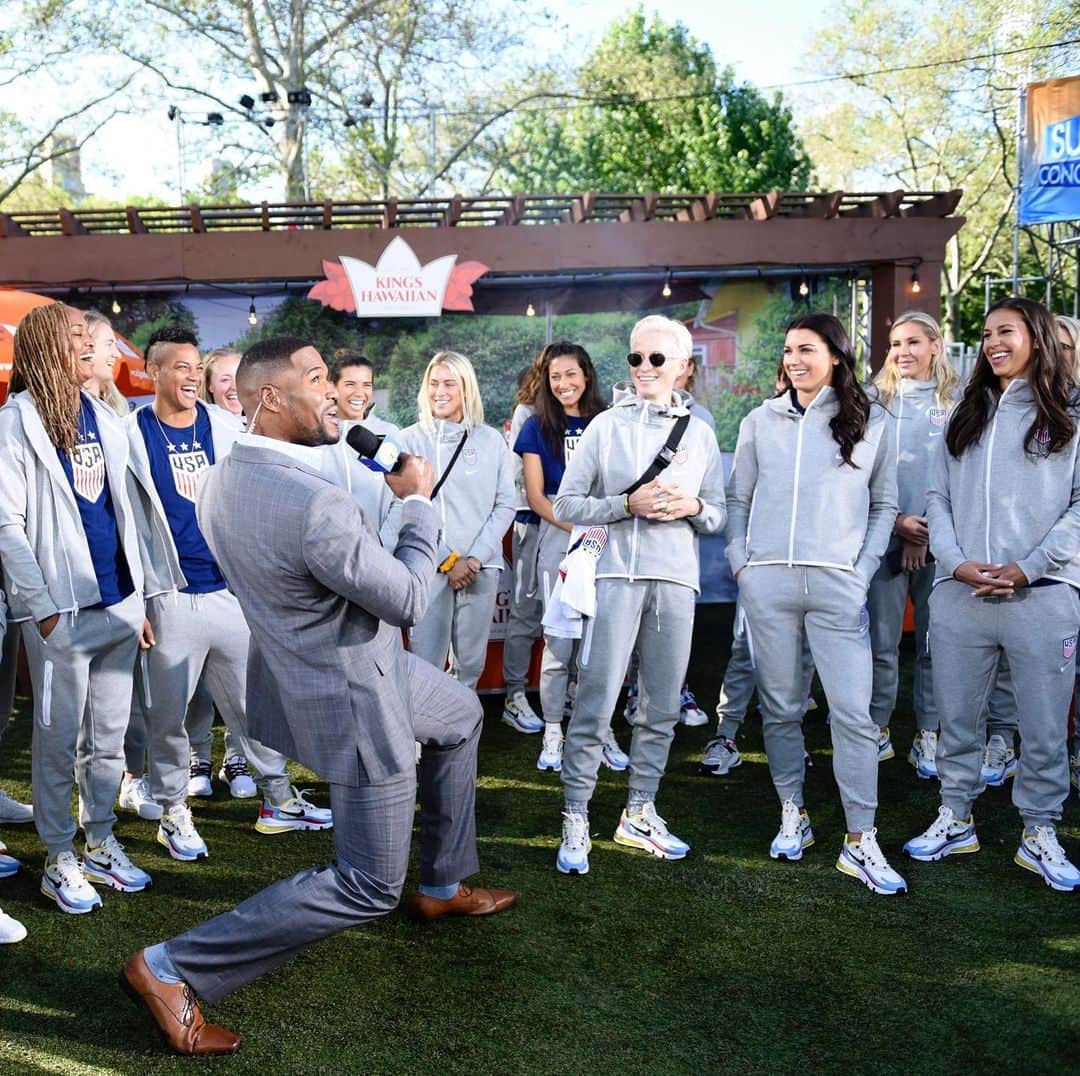 Good Morning Americaさんのインスタグラム写真 - (Good Morning AmericaInstagram)「We can’t wait to cheer on the @uswnt as they head to the @womensworldcup! @michaelstrahan is ready to watch in style. GO USA! 🇺🇸」5月25日 0時13分 - goodmorningamerica
