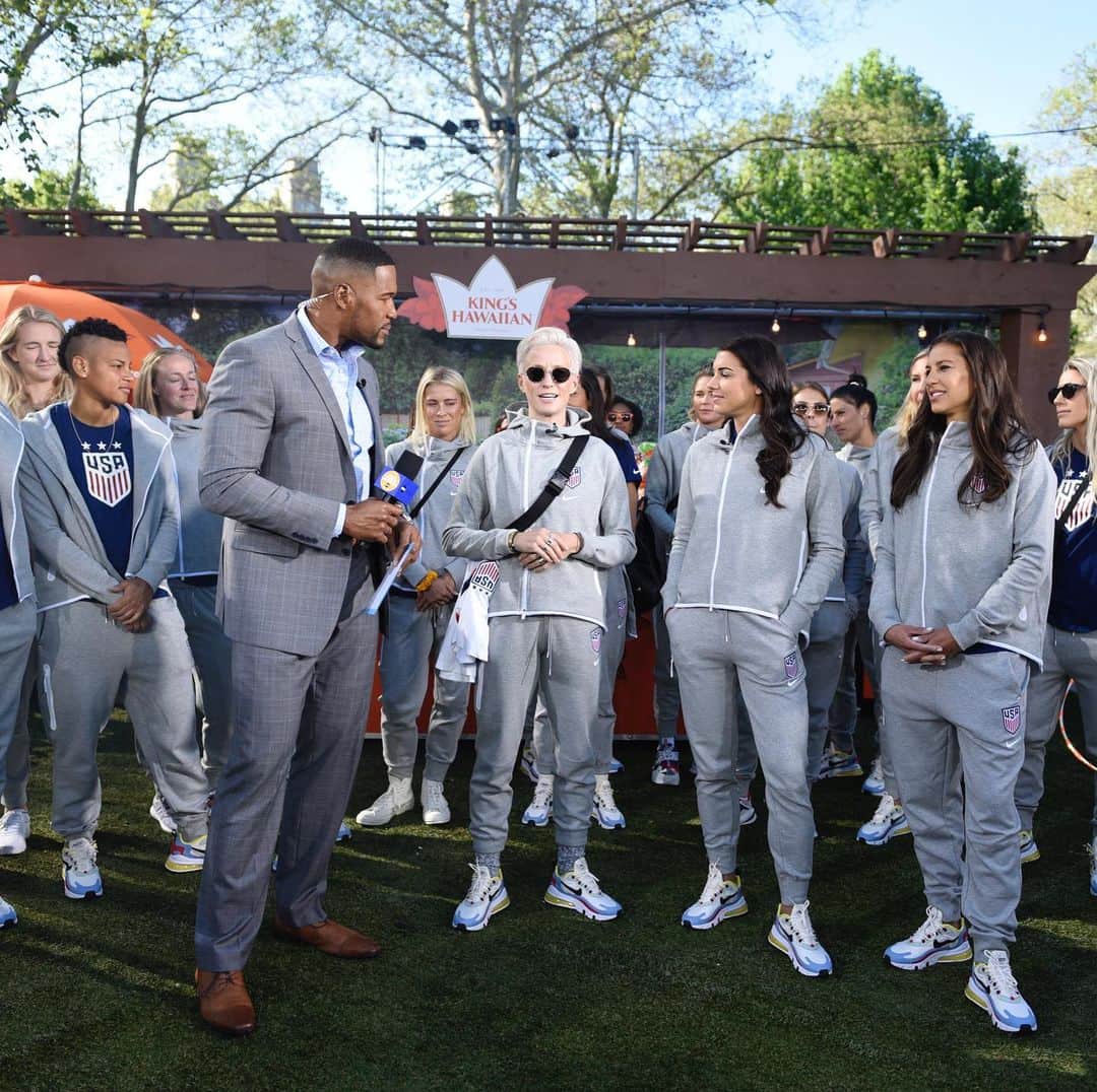 Good Morning Americaさんのインスタグラム写真 - (Good Morning AmericaInstagram)「We can’t wait to cheer on the @uswnt as they head to the @womensworldcup! @michaelstrahan is ready to watch in style. GO USA! 🇺🇸」5月25日 0時13分 - goodmorningamerica
