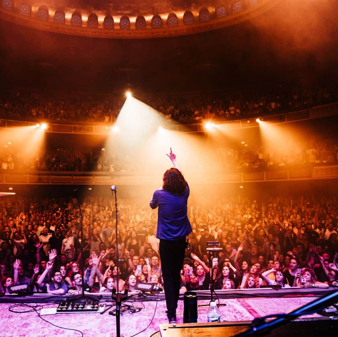 ホージアさんのインスタグラム写真 - (ホージアInstagram)「Richmond. It's been some time since I've heard a crowd make that much noise. That was so uplifting for all of us up there. Thank. You. 🖤 📸 @austinroa」5月25日 0時14分 - hozier