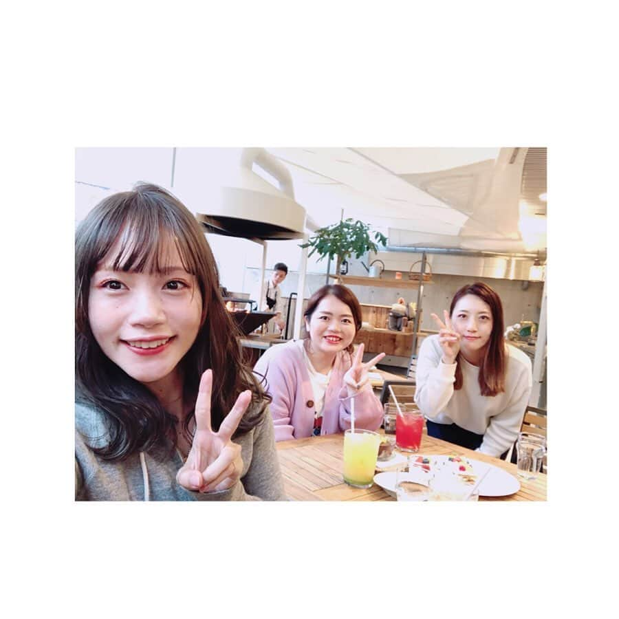 古田ちさこさんのインスタグラム写真 - (古田ちさこInstagram)「時差スタグラムふたたび☕︎♡笑 こないだの広島ではゆうちゃんさりちゃんとあたらしくできたデリへも行ったよ✌︎ ・ @grill_deli_lave "LAVE"と書いてリブ❤︎ 食事前のカフェ利用だったので可愛いくて美味しいスイーツやドリンクを頼んだのですがごはんならお肉がおすすめなんだって🍖✨ 広島のお店たくさん知れてきたなと思います！駅や本通周辺はマップ見なくても歩けるように！ 良いことだ。💫 ・ 広島の人には"袋町のペンシルの二階"で通じるみたいなのだけど通じる？？笑 ・ #広島カフェ#カフェスタグラム#広島グルメ#hiroshimacafe#広島スイーツ#女子会#🍰」5月25日 0時15分 - chisakofuruta