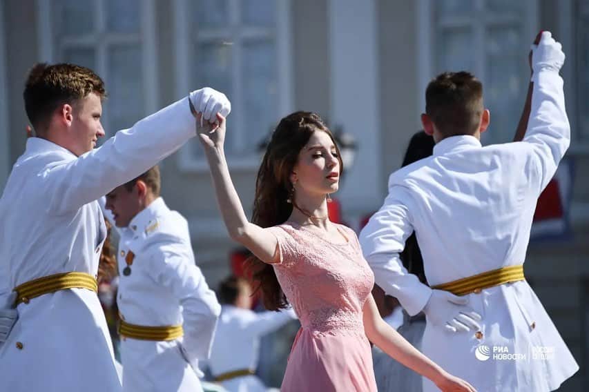RIAノーボスチさんのインスタグラム写真 - (RIAノーボスチInstagram)「Во многих школах России прозвенел последний звонок. Белые фартуки, банты, танцы, смех и слезы выпускников — в фотоленте Ria.ru.」5月25日 0時17分 - ria_novosti