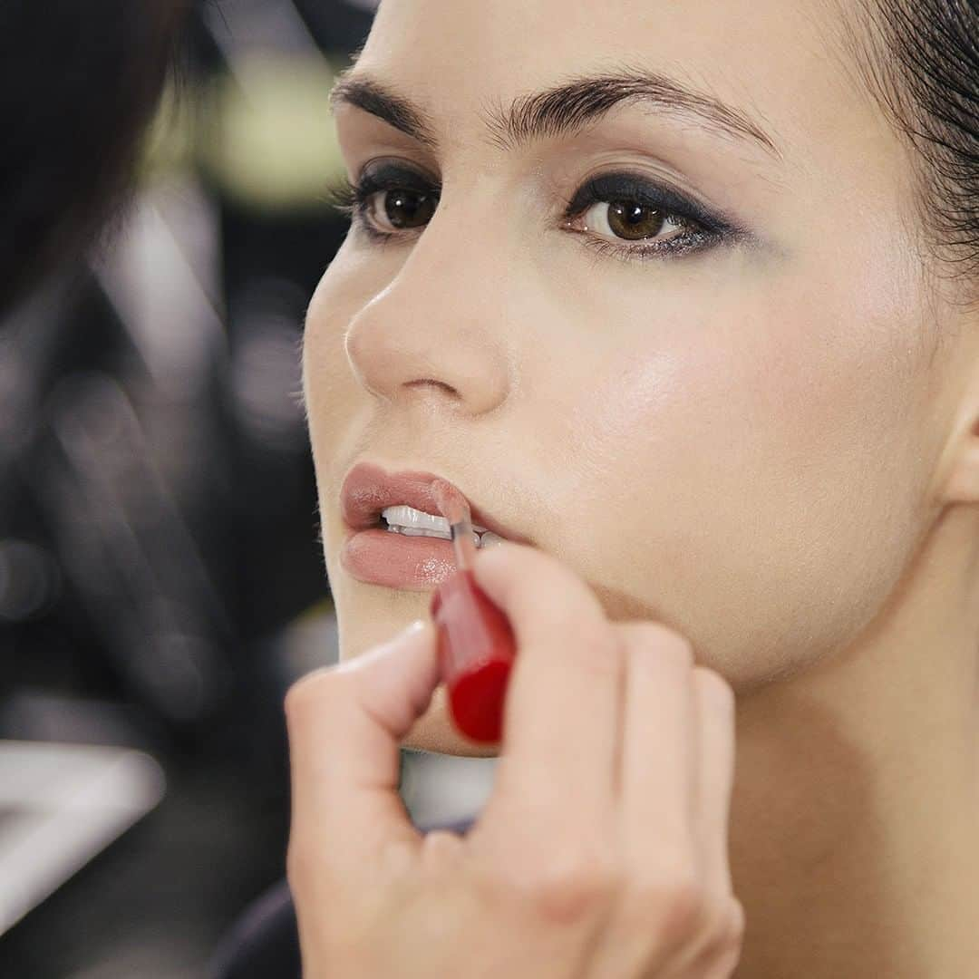 Armani Beautyさんのインスタグラム写真 - (Armani BeautyInstagram)「Take a look backstage at the #GACruise show in Tokyo, where LIP MAESTRO in shade 202 "Dolci" is used on cheeks as well as lips for a natural and modern beauty look.  #ArmaniBeauty #LipMaestro #makeup @Armani」5月25日 0時18分 - armanibeauty