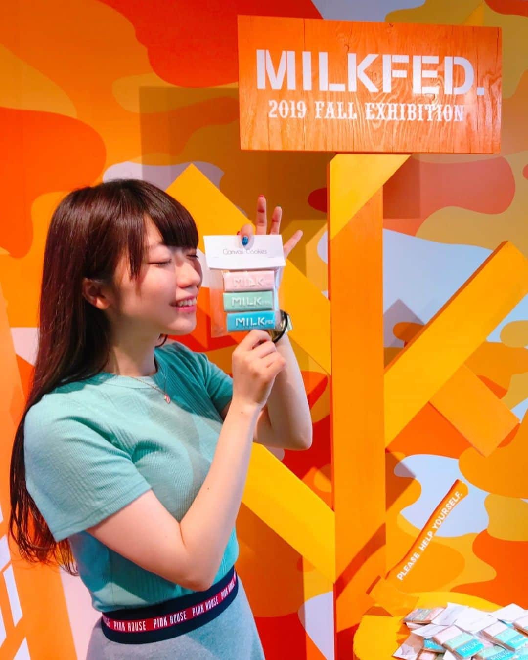 ぱいぱいでか美のインスタグラム：「MILKFED.の展示会お邪魔しました❤︎ 私もチラ…っと載ってるSPRiNG７月号の付録もMILKFED.！ ꙳ #milkfed #exhibition  #きっこうちゃん  #スプリング付録 ꙳ MILKFED.カジュアルでキメッキメにならないのに絶対可愛くて最高❤︎ 真っ赤なワンピースと袖の裏地がネオンカラーのTシャツワンピつけてきました✔︎ きっこうちゃんコラボも可愛かった！ そしてこの写真で着てるトップスもMILKFED.です〜！ 前回注文してとてもお気に入り！ ボディライン出るからほどよくエッチだ・・・wとなります。 . 現在発売中の 『SPRiNG』７月号 「おしゃれな人のマンガ履歴書」で 好きな作品を３つ紹介させて頂きました❤︎ チェックしてねー！ 紹介したのと同じマンガ好きな人はチェキの時とかにその話しようよ……語り合いましょう。 スプリングの付録もMILKFED.の扇風機で その日着てたTシャツもMILKFED.で なんか最近MILKFED.づいている。」