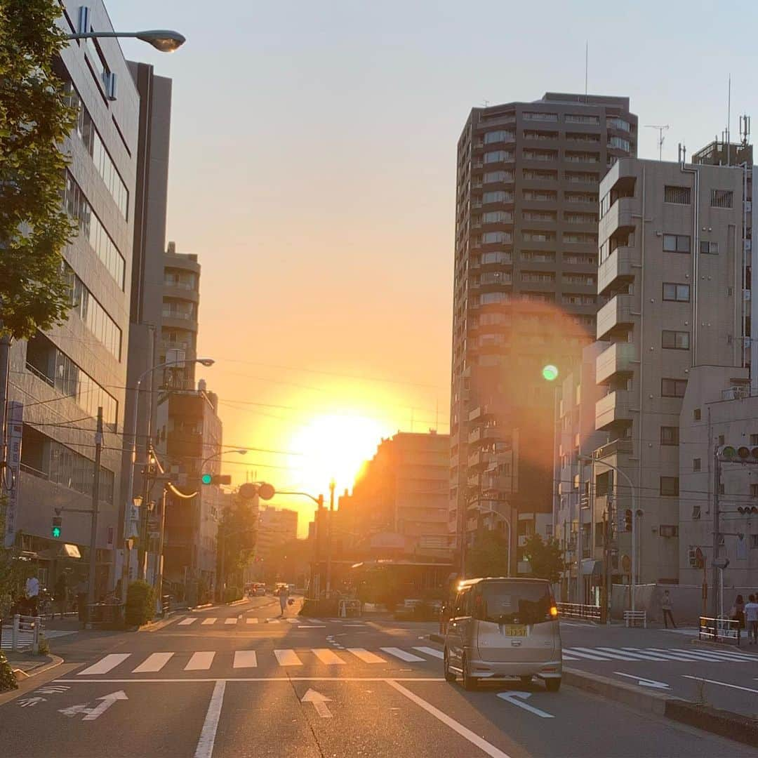 一三さんのインスタグラム写真 - (一三Instagram)「東京は，今年初の真夏日。  暑い中，銀座，新橋，赤羽橋，新宿を駆け回る。  それでも空気がカラッとしており，風もあるから心地よい暑さ。  南の島より暑くて不快な地獄の東京の夏が始まる前までに，沢山，種を撒き散らさないと。  明日は今日より暑いんだって⁉️ #夕焼け #夕陽 #サンセット #sunset #真夏日 #summer #暑い #hot #サイクリング #cycling #営業 #ビジネス #business #俳優 #役者 #actor #銀座 #新橋 #赤羽橋 #新宿」5月25日 0時31分 - ichizou.co.jp