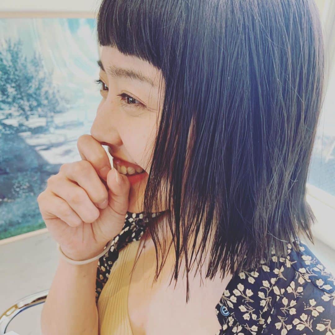 はねゆりのインスタグラム：「かれこれ長いおつきあいの﻿ 仲良しゆうちゃんに髪を切ってもらいました❤️💇‍♀️✨﻿ ﻿ 前髪はオンザ！﻿ 結べるくらいの長さで髪の毛を切ってもらいました。﻿ ﻿ 痛んでた毛先がなくなって﻿ さっぱり😊ありがとうゆーちゃん」