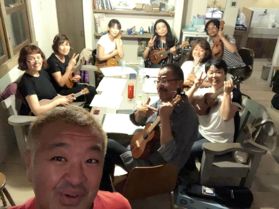 古本新乃輔さんのインスタグラム写真 - (古本新乃輔Instagram)「そして、  月に一度のお楽しみ房総。  理想は 朝 波に乗って  昼 ゴロゴロ観光して  夜 ウクレレちゃん。  んなぁこたぁできないですけども。  房総班からも、 ウクピク参加者が加わりまして、 更に盛り上がっております。  #古本新乃輔 #ウクレレ教室 #BosoCBase #房総 #茂原 #PUALILI #ウクレレピクニック」5月25日 0時45分 - shinnosukefurumoto