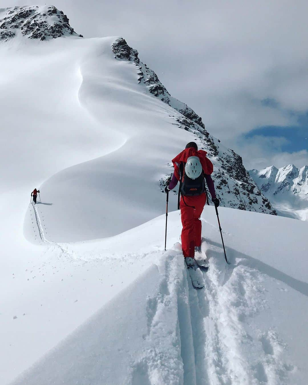 appleさんのインスタグラム写真 - (appleInstagram)「“These women breaking the trail are minding potential avalanches while finding the least demanding route up. Safe, but smart.” #alpine #ShotoniPhone by Jacob S. @jacobslot」5月25日 0時45分 - apple