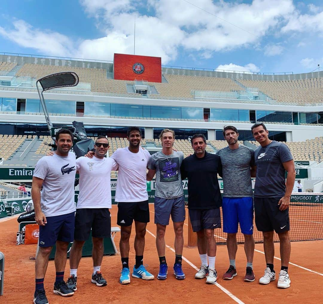 デニス・シャポバロフさんのインスタグラム写真 - (デニス・シャポバロフInstagram)「First hit in Paris with @ferverdasco on a pretty sick court🤘🏼💪🏼 #Journey」5月25日 0時46分 - denis.shapovalov