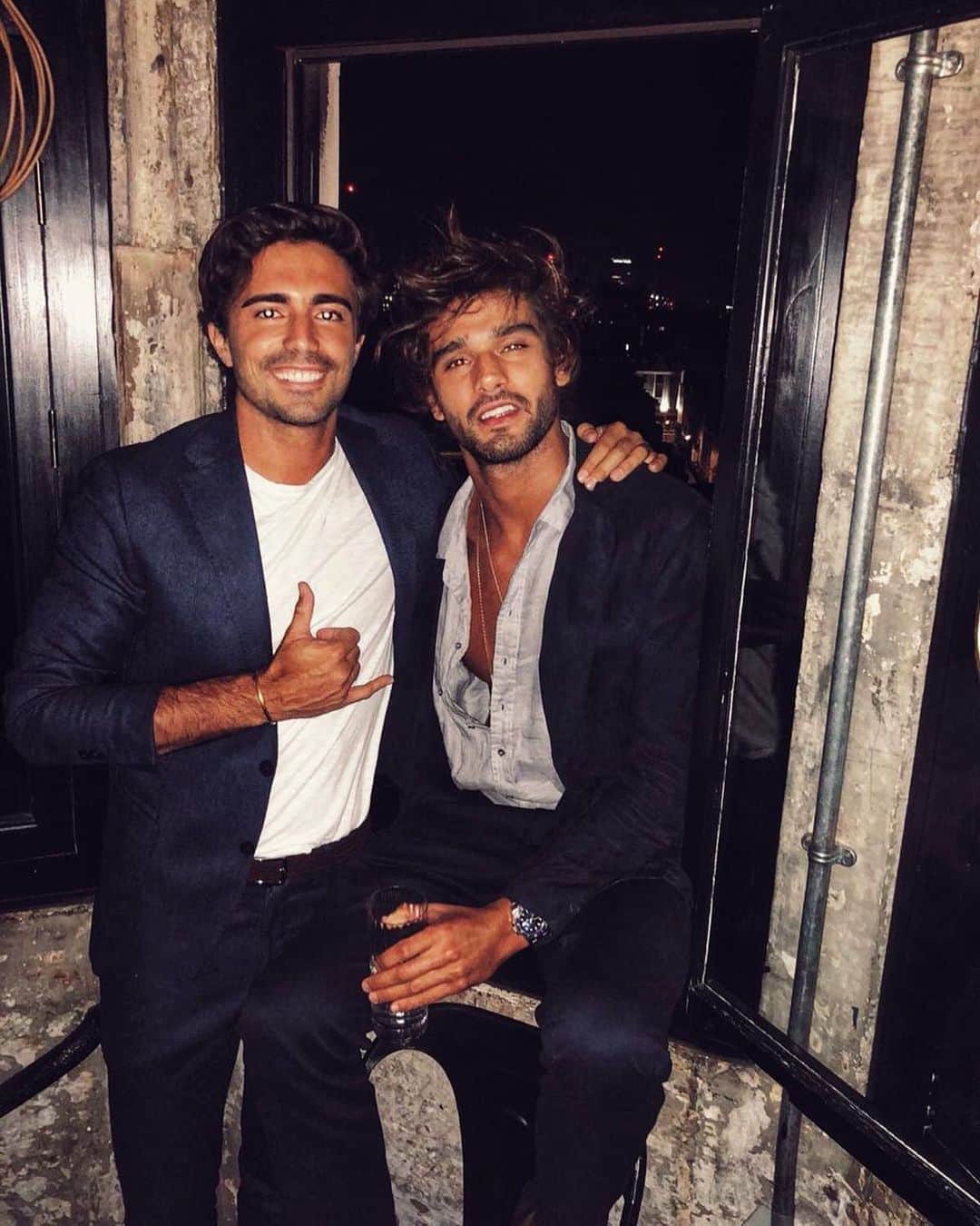 マーロン・テシェイラのインスタグラム：「—- “When the boys put the suit on.” #LondonStyle ✌🏽🖤🤙🏽 @nicoooldn #Gracias for the night Legend 🙌🙏🙌 —- eu falei; vamos jantar em um lugar maneiro hoje!?! Ele perguntou; tem terno? Por sorte eu tinha um pedindo pra ser usado. 🤣😂 #PeixeForaDagua 💦 @nicoooldn ✌🏽🖤🤙🏽 🎩...Peace&Light...♻️ —- #London #England #CheckingAround #GoodVibesOnly #I❤️London」