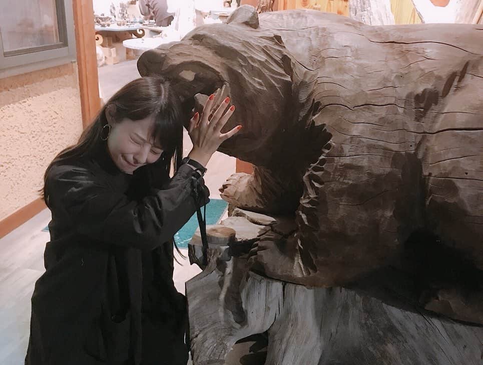 永田レイナさんのインスタグラム写真 - (永田レイナInstagram)「本日の番外編。 仕事とは思えないほど楽しんでいます。 とはいえ皆さんお疲れだからでしょうか、 夜が更けていくごとに ボケても誰も笑ってくれなくなります。 おやすみなさい… . #zipfm #ぶらすた #JAL #北海道 #釧路 #取材 #木彫り」5月25日 0時40分 - reina_nagata