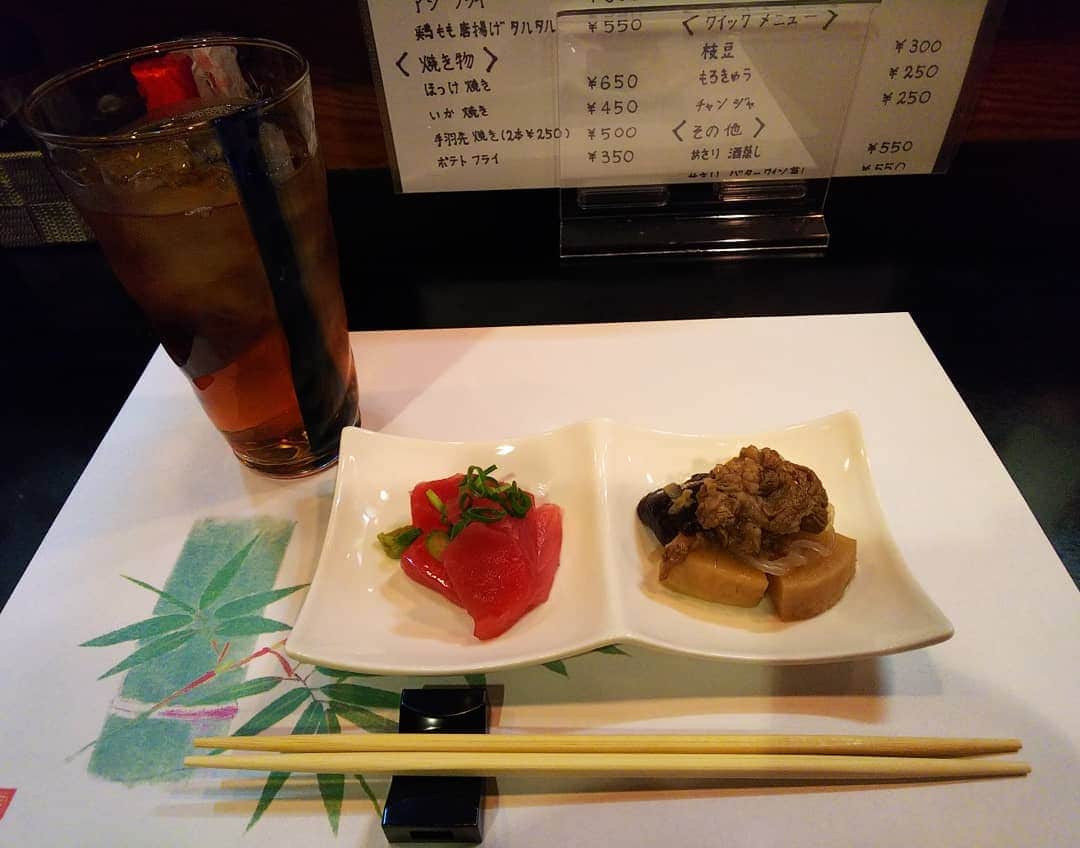 みながわゆみさんのインスタグラム写真 - (みながわゆみInstagram)「#居酒屋 #夜明 #居酒屋夜明 #米沢市 #おいしい #お通し #まぐろ #たけのこと牛肉の煮物 #ハイボール #烏龍茶 #おっとと二人で #わらび #一本漬け #わらびの一本漬け」5月25日 0時43分 - nama.09.19