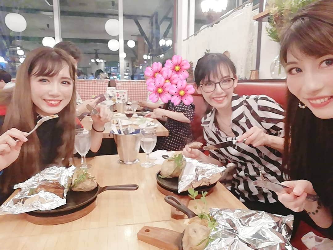 千種ゆり子さんのインスタグラム写真 - (千種ゆり子Instagram)「クイズ(Qさま)で知り合った、乃木坂46の山崎怜奈ちゃんのアンダーライブに行ってきました💕 . れなちさん、ひたすら可愛かったなぁ。。 . 一緒に行ったのは、いつもクイズ勉強会で一緒の三浦の奈保子さんと才木のれいたん！ . 女子ごはん会も楽しかった～😍 . 【5/24千種ゆり子の空てんき】 . #三浦奈保子 #才木玲佳 #アンダーライブ #乃木坂46 #山崎怜奈 #れなち #ライブ参戦 #クイズ #乃木坂」5月25日 0時43分 - chikusa_yuriko