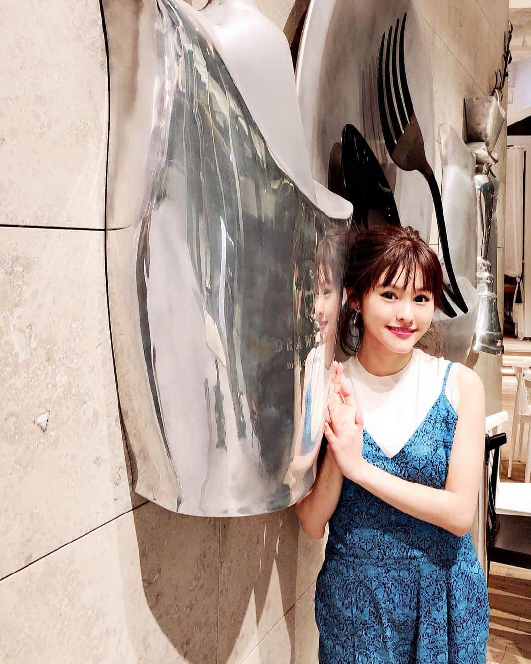 昆夏美のインスタグラム：「. 初のファンイベント無事終わりましたっ。 お越し下さった皆様、 ありがとうございました。 楽しんでくださっていたら嬉しいな。 ちなみに私はすんごく楽しかったです。 皆様と触れ合える機会をこれからも 作っていきたいと思いますので どうぞよろしくお願いします♡ . 会場は#東京ミッドタウン日比谷 6F にある#drawing さんでした。 テラスもあって店員さんも気さくで とても素敵なお店でした♡ ちなみに今日のイベントで出した オリジナルドリンク(一応あたし考案)を 裏メニューとして今日から一週間、 提供してくださるみたいです！ (いちごのノンアルコールカクテル🍓) #昆夏美 の名前を言ってくだされば 飲めるので皆様ぜひ飲みに行って♡ ちょっとしたカードも付いてきます♡ . 改めて。 今日は皆様からとっても パワーをいただきました！ ありがとうございました。 ひとまず28日の東京千秋楽まで 駆け抜けたいと思います。 . 明日はソワレです。 また劇場でお待ちしてます🇫🇷 . #1枚目はお店の前 #2枚目の写真は #ありがとう #の気持ちで撮りました #自撮りだったので片手すみません #3枚目はオリジナルドリンク #みなさまだいすき」