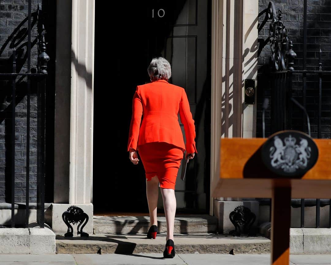 AFP通信さんのインスタグラム写真 - (AFP通信Instagram)「AFP Photo 📷 @akmentolga - Britain's Prime Minister Theresa May announces her resignation outside 10 Downing street in central London on May 24, 2019. Beleaguered British Prime Minister Theresa May announced on Friday that she will resign on June 7, 2019 following a Conservative Party mutiny over her remaining in power. #brexit #theresamay」5月25日 1時03分 - afpphoto