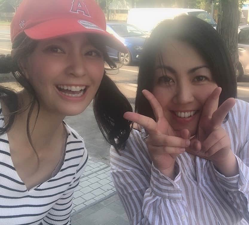 上杉あずささんのインスタグラム写真 - (上杉あずさInstagram)「. おみなセンパイと #バッティングセンター #⚾️ #大谷翔平 気分で #mlb #angeles のキャップを被ってみたがショボだった(笑)......前からこのキャップ持ってたけどなかなか被る機会なくて無理矢理被っていったとさw . 自分が投げるくらいの球速は打てないと！と言われて100キロ～110キロの所で #バッティング 練習😇私も左なので、新井コーチがいつも選手に言われてることを気持ちだけは意識してみました( *¯ ꒳¯*)笑✨野球なんでも出来るようになりたい！諸先輩方、みなさんいろいろ教えてください🙇‍♀️ #めざせストイック番長 #🧛‍♂️ #西新パレス #西新 #福岡 #練習 #打撃 #野球 #女子だけのグループで行くとお得らしいよ #ここ #サービス充実 #通うわ #baseball #batting #pitching #amusementpark #nishijin #fukuoka #girls #service #manymany #sugoiyo #yeah #✌️」5月25日 1時03分 - azumacks