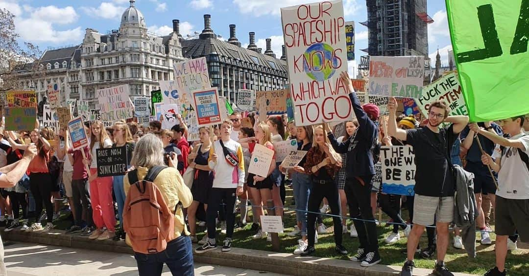 サルマ・ハエックさんのインスタグラム写真 - (サルマ・ハエックInstagram)「UK Student Climate Network 🌱🌱🌱@youthstrike4climate @gretathunberg #UKSCN #teachthefuture」5月25日 0時55分 - salmahayek