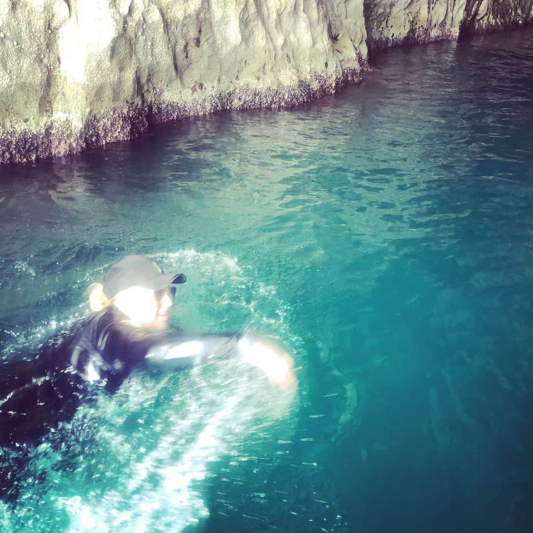 レベル・ウィルソンさんのインスタグラム写真 - (レベル・ウィルソンInstagram)「Cave swimming, couch tube-ing! Pretty epic day in Italy 🇮🇹」5月25日 0時57分 - rebelwilson