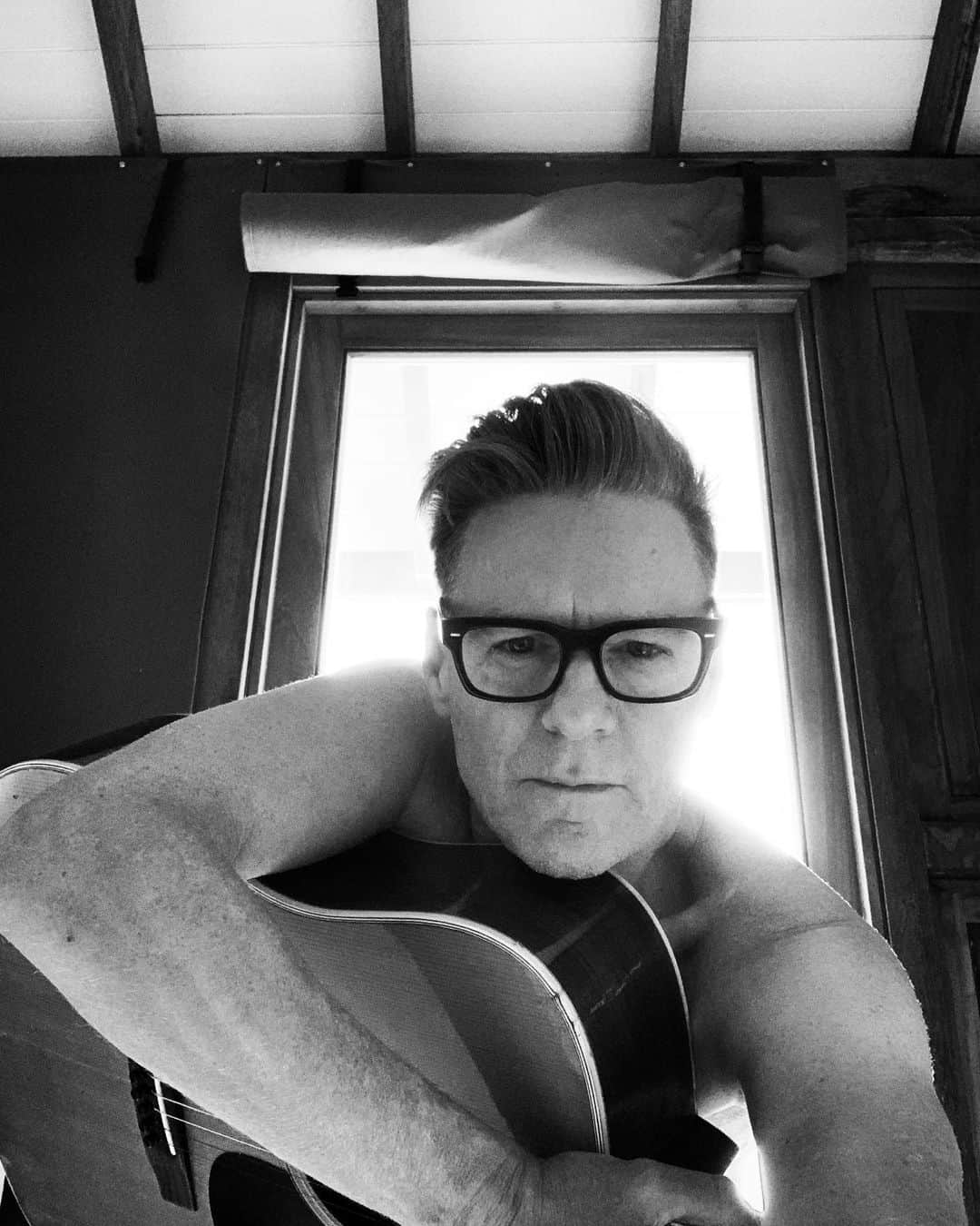 ブライアン・アダムスのインスタグラム：「Setting up to record an idea with my old Fender guitar, with my concentration face! #bryanadamsshinealight」