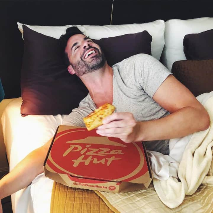 Pizza Hutさんのインスタグラム写真 - (Pizza HutInstagram)「Tag your gluten intolerant friend who still eats pizza when they’re drunk (and also doesn’t know we do GF crust) 😛.」5月25日 1時00分 - pizzahut