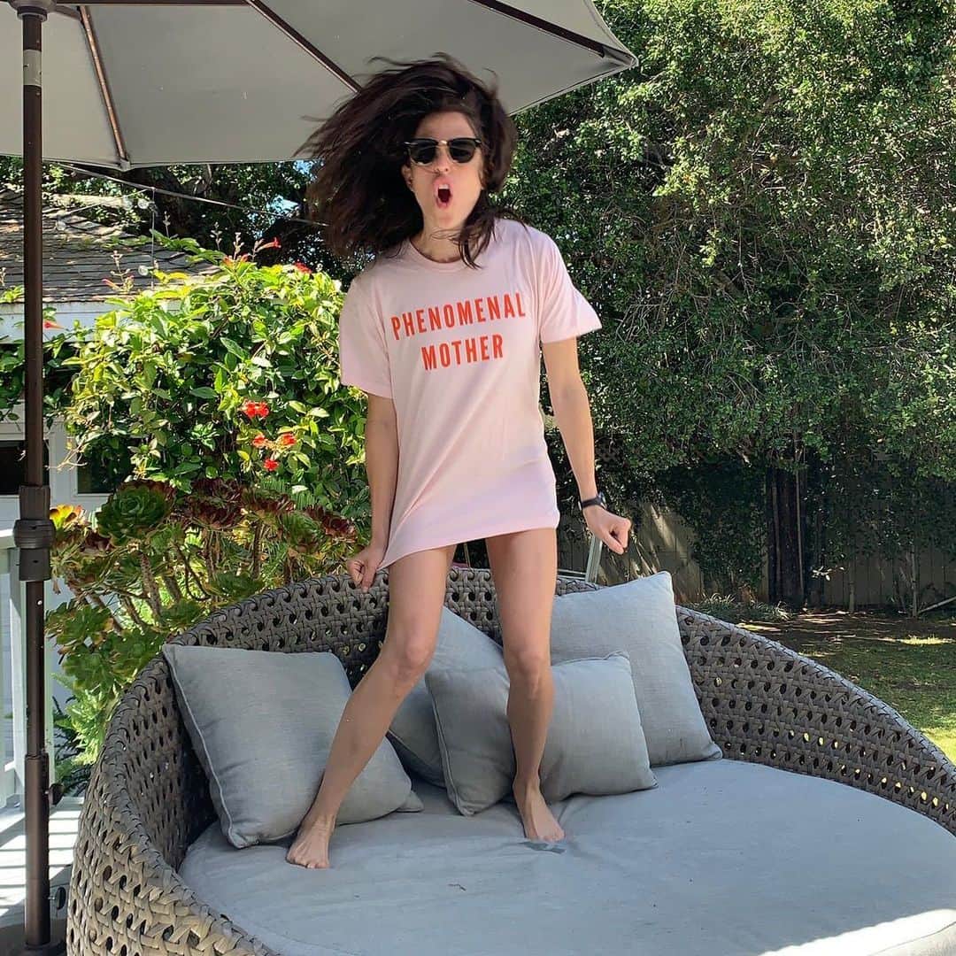 カーラ・ソウザのインスタグラム：「Mother’s Day may be over, but let's celebrate the strength and power of phenomenal mothers all year round. I'm proud to stand in solidarity with migrant women who are fighting to keep their families together. T-shirt by @phenomenal.ly benefits @fams2gether’s family reunification efforts.」