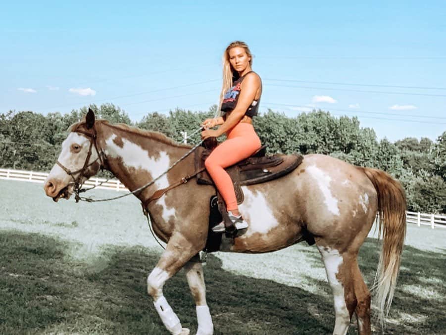 Kindly Myersさんのインスタグラム写真 - (Kindly MyersInstagram)「Don’t mind me. Just out here riding my unicorn 🦄」5月25日 1時10分 - kindlymyers