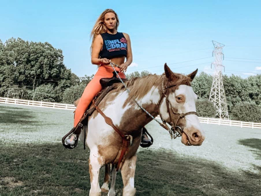 Kindly Myersさんのインスタグラム写真 - (Kindly MyersInstagram)「Don’t mind me. Just out here riding my unicorn 🦄」5月25日 1時10分 - kindlymyers