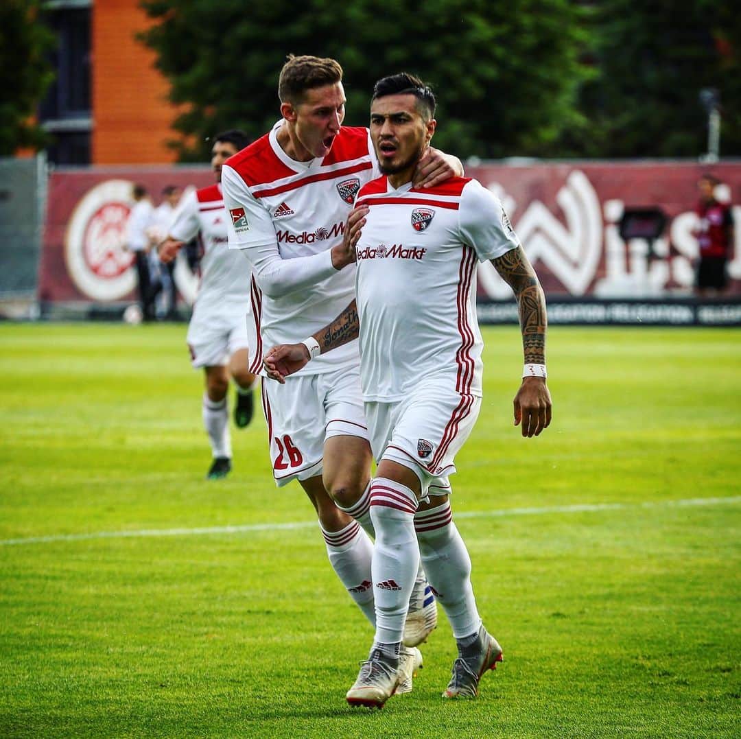 のインスタグラム：「ANPFIFF & TOOOOR ‼️💥 @anjodafi19 #Lezcano bringt unsere #Schanzer nach 35 Sekunden in Führung 🤩🔥⚽️🖤❤️ Weiter so, Männer 💪 . . . #totgesagtelebenlänger #Zamrückrunde #UnsereSchanz #gemeinsam #Relegation #Endspiel #Ingolstadt #Wiesbaden #WehenWiesbaden #FCI #football #fussball #soccer #team #hope #ZweiteLiga #kämpfen #fight #today #now #allornothing #together #FCI #Auswärtsspiel #BRITAArena #football #fussball #Tor #Goal」