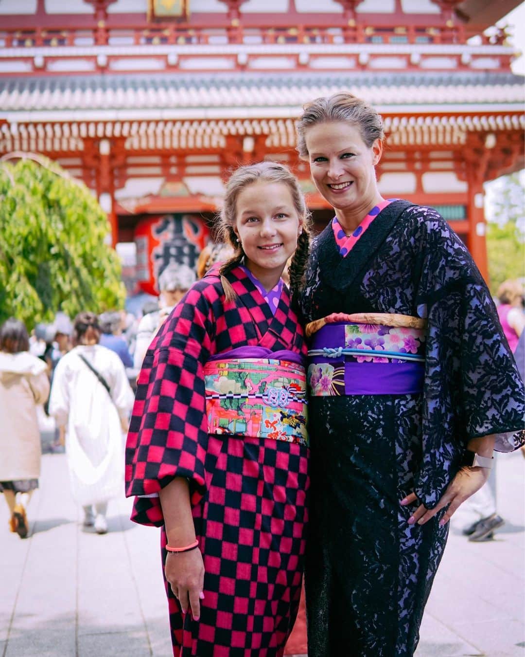 Anji SALZさんのインスタグラム写真 - (Anji SALZInstagram)「Lovely tour memories with @sabrinabamberger and her daughter Lily 😍💕👘 It was super hot and Sabrina tall, so I dressed her in my lace kimono. Both experienced kimono for the first time even they have been living here for a while! 🤩 Thank you so much for the fun day ❤️❤️❤️ 着物ツアーで初めてお母さんと娘のお客様^ - ^ 二人とも可愛くてとても楽しかったです！ #kimonoexperience」5月25日 1時13分 - salztokyo