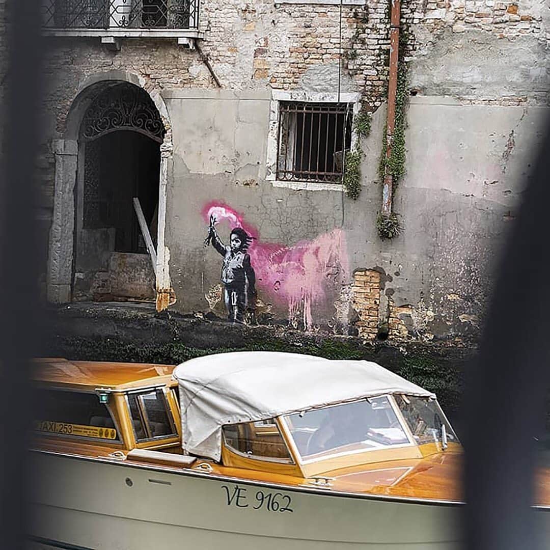 HYPEBEASTさんのインスタグラム写真 - (HYPEBEASTInstagram)「@hypebeastart: @banksy has confirmed that a new stenciled mural in Venice is his. The artwork features a migrant child wearing a lifejacket and holding a neon pink flare. Swipe left for another look. Photo: @banksy」5月25日 1時13分 - hypebeast