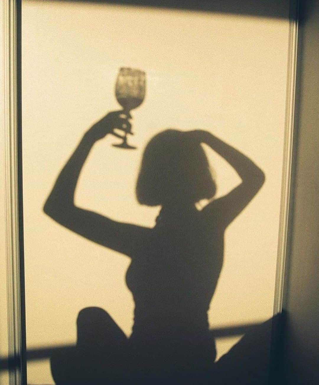 My Little Parisさんのインスタグラム写真 - (My Little ParisInstagram)「Wine o’clock 🍷⠀ (📸 © : @delfinacarmona)」5月25日 1時14分 - mylittleparis