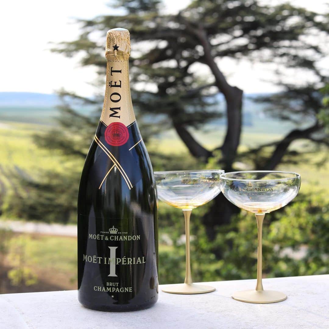 Moët & Chandon Officialさんのインスタグラム写真 - (Moët & Chandon OfficialInstagram)「Celebrations never end. Toasting to the upcoming weekend. #MoetMoment #MoetImperial . This material is not intended to be viewed by persons under the legal alcohol drinking age or in countries with restrictions on advertising on alcoholic beverages. ENJOY MOËT RESPONSIBLY.」5月25日 1時16分 - moetchandon