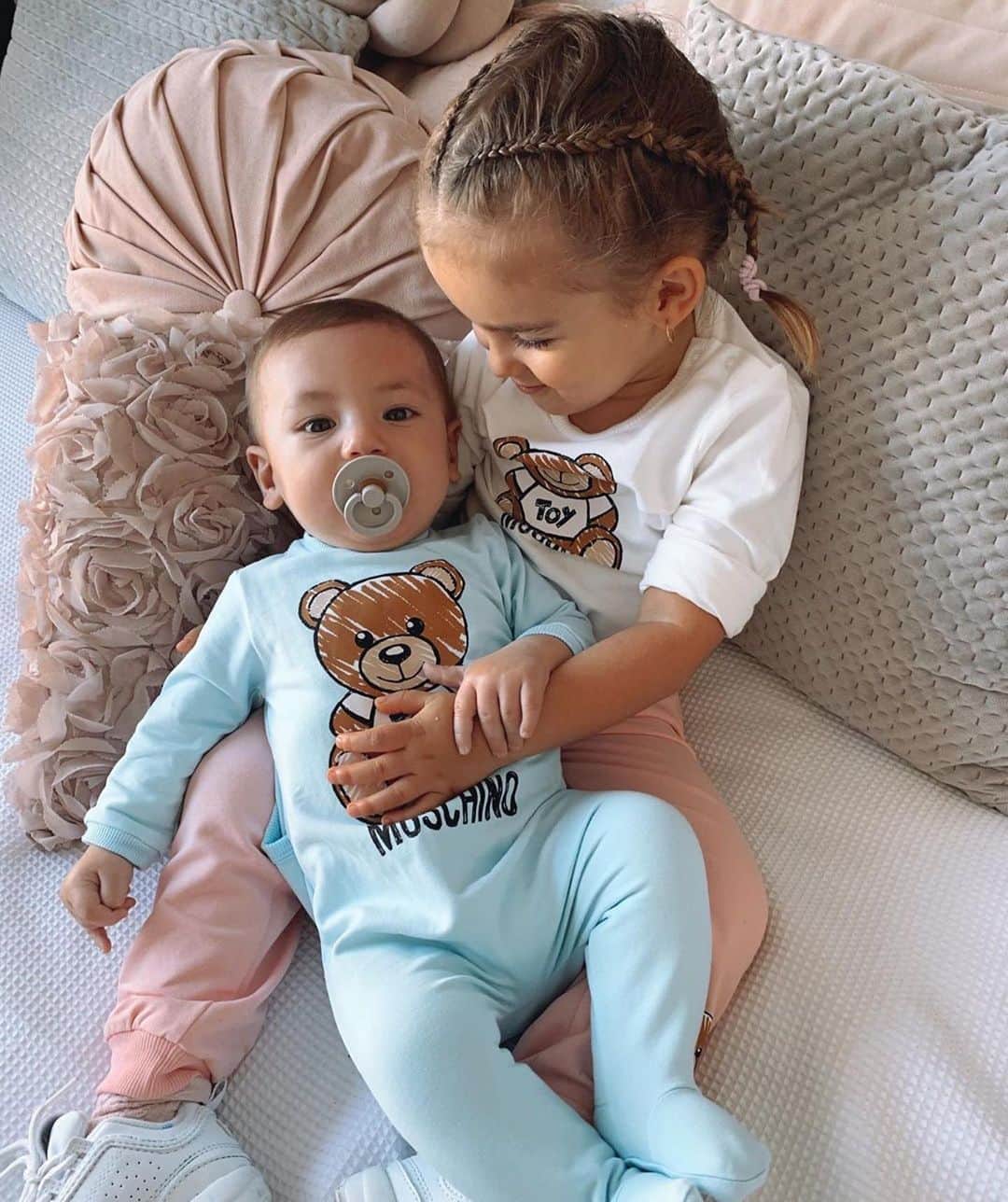 Moschinoさんのインスタグラム写真 - (MoschinoInstagram)「#Repost @emileehembrow ・・・ My angels 👼🏻 👼🏻 I’m such a lucky mama to have you two, my biggest blessings + my hubby, don’t worry I didn’t forget you🙈❤️ Both wearing #moschino @itsjeremyscott @childsplayclothing #AaliyahSnow #gabrielstorm #moschinobabykidteen」5月25日 1時18分 - moschino