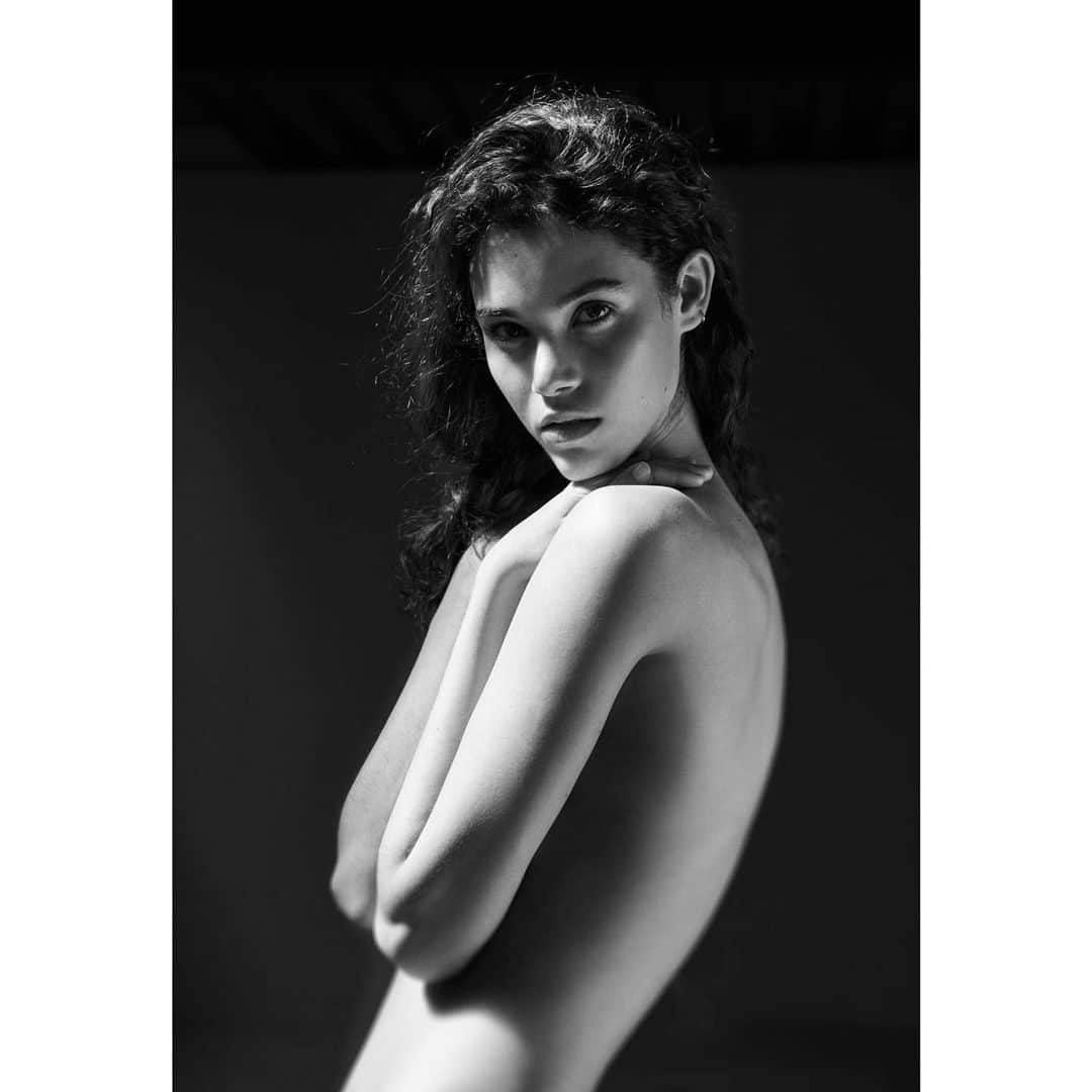 ポーリーヌ・オアロのインスタグラム：「@julien_vallon #studiovallon 🖤」