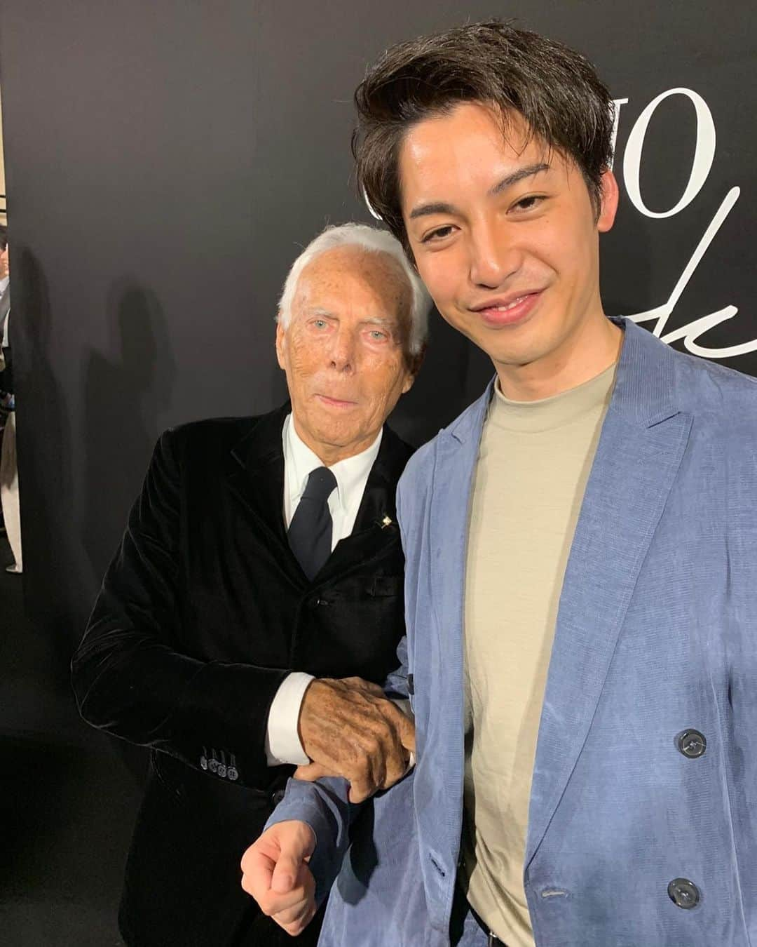 大野拓朗さんのインスタグラム写真 - (大野拓朗Instagram)「今日はジョルジオアルマーニのショーに行ってきました。 かっこよかったなあ！そしてゲストがめちゃくちゃ豪華でした！！ #斎藤工 さん 高橋姉妹とも久々に。2人とも別々に共演してるのもまた嬉しくて、ジョジョ立ちでパシャり(笑) #高橋メアリージュン さん #高橋ユウ さん そして今日も遭遇の、僕をかつて屋上から落下させた女(笑) #三吉彩花 さん 最後はジョルジオアルマーニ氏！！！なぜか腕組んでくれて嬉しかった(笑)からの、せっかくの写真なのに半目(笑) #georgioarmani #armani @armani Setup…#georgioarmani T-shirt…#tomorrowland_jp @tomorrowland_jp Shoes…#HERMES」5月25日 1時26分 - takuro.ohno